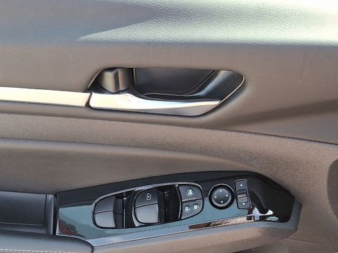 Used 2025 Nissan Altima 2.5 SL FWD image 10