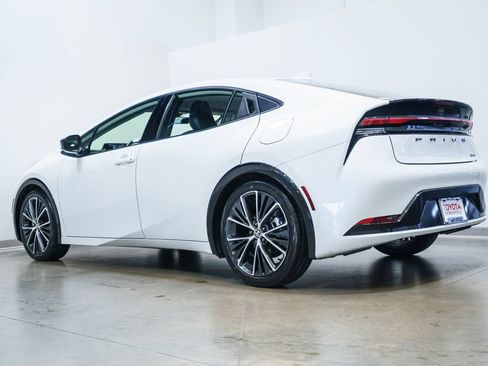 Used 2025 Toyota Prius XLE FWD image 7