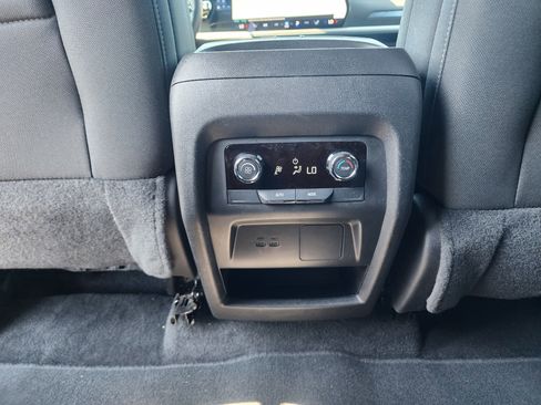 Used 2025 Chevrolet Traverse LT image 17