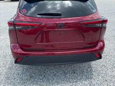Used 2021 Toyota Highlander XLE AWD/4WD image 5