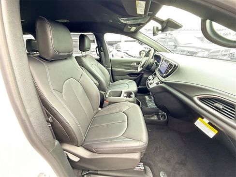 New 2026 Chrysler Pacifica Select image 32
