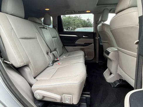 Used 2015 Toyota Highlander XLE FWD image 19