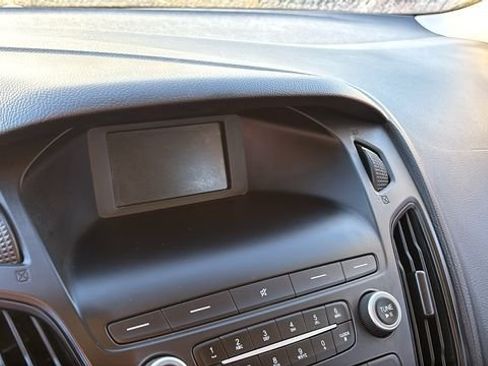 Used 2018 Ford Focus SE FWD image 15