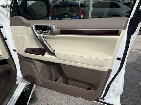 Used 2019 Lexus GX 460 Premium w/ Premium Package image 23