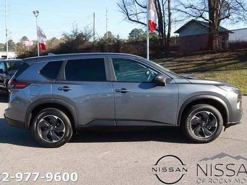 Used 2024 Nissan Rogue SV image 5