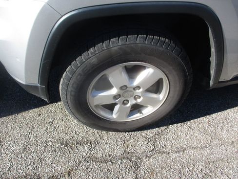 Used 2013 Jeep Grand Cherokee Laredo w/ Laredo E Group image 3