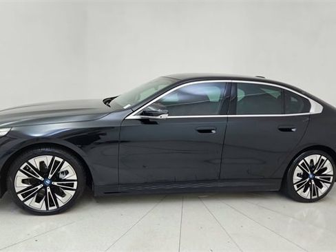 Used 2024 BMW i5 eDrive40i w/ Premium Package image 3