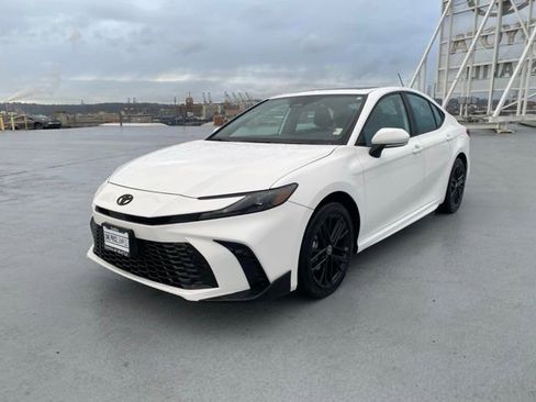 Used 2025 Toyota Camry SE w/ Convenience Package image 4