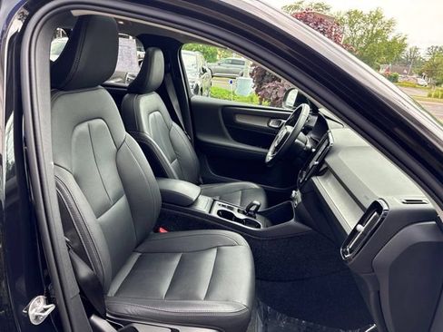 Used 2025 Volvo XC40 B5 Core AWD/4WD image 16