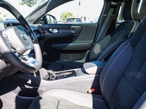 Used 2023 Volvo C40 P8 Recharge Ultimate image 18