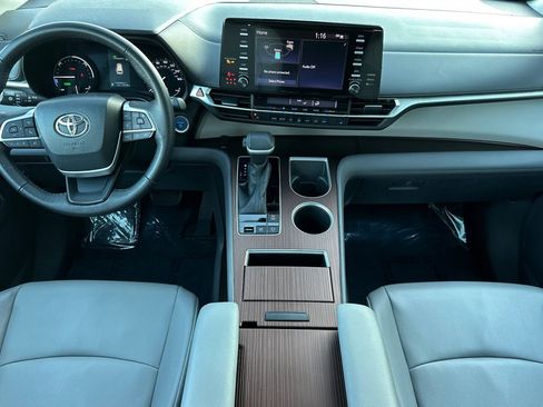 Used 2022 Toyota Sienna XLE image 16