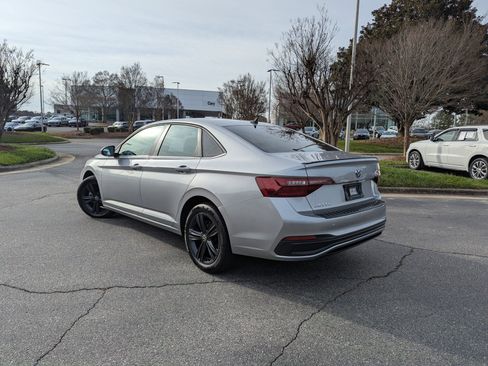 Used 2023 Volkswagen Jetta SE w/ Panoramic Sunroof Package image 7