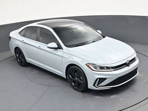 Used 2025 Volkswagen Jetta SE image 20