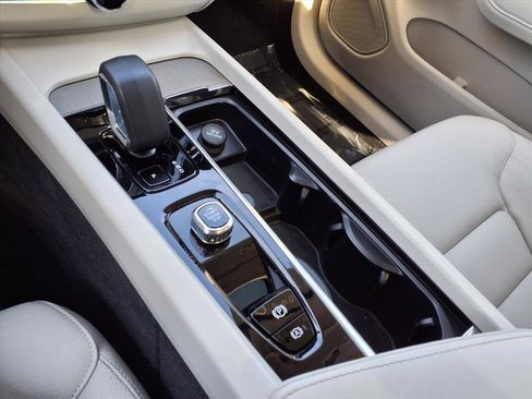 Certified 2023 Volvo XC60 B5 Plus image 24