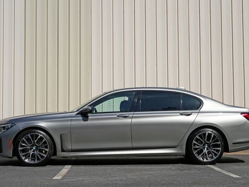Used 2022 BMW 740i w/ M Sport Package RWD image 9