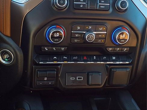 Used 2022 Chevrolet Silverado 1500 High Country w/ Technology Package AWD/4WD image 8