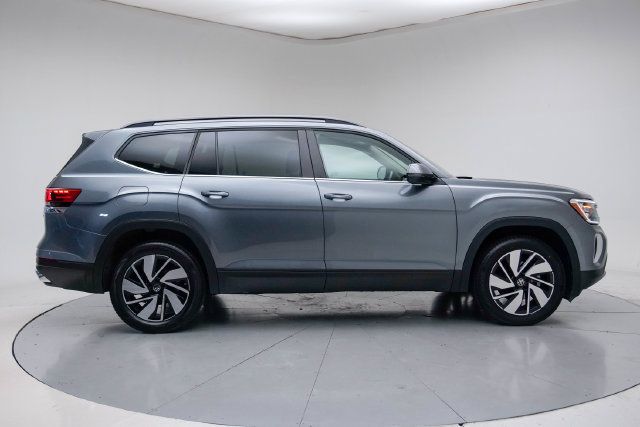 Used 2024 Volkswagen Atlas SE AWD/4WD image 2
