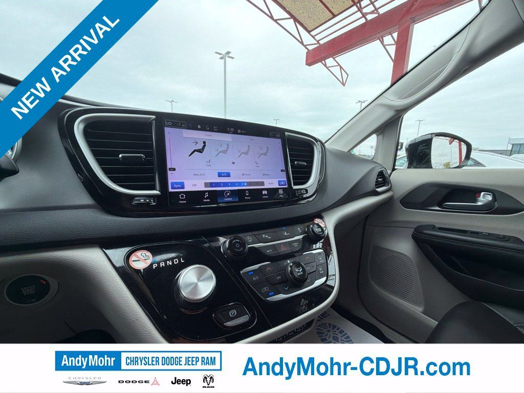 Used 2024 Chrysler Pacifica Touring-L FWD image 33