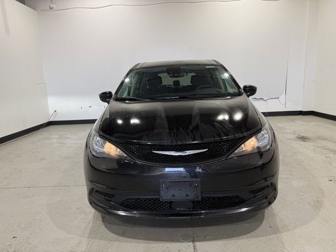 Used 2023 Chrysler Voyager LX image 3