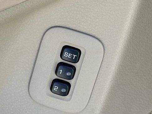 Used 2013 Nissan Armada Platinum image 21