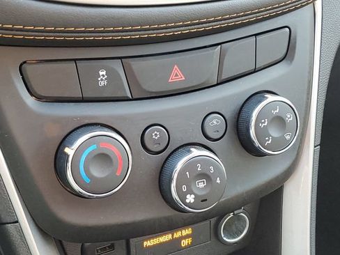Used 2022 Chevrolet Trax LT w/ LT Convenience Package AWD/4WD image 16