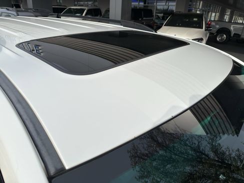 Used 2012 Toyota Highlander SE w/ Tow Pkg image 10