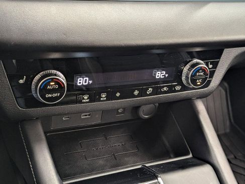 Used 2025 Mitsubishi Outlander SE image 24