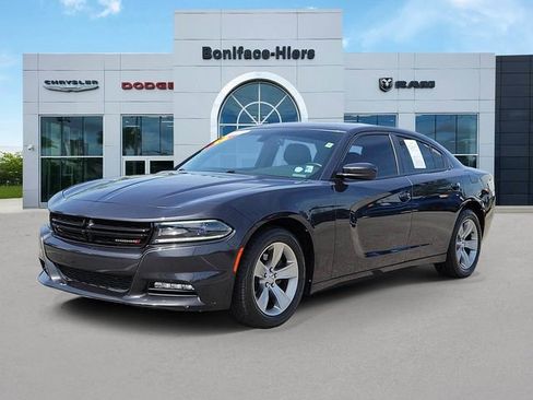 Used 2016 Dodge Charger SXT RWD image 3