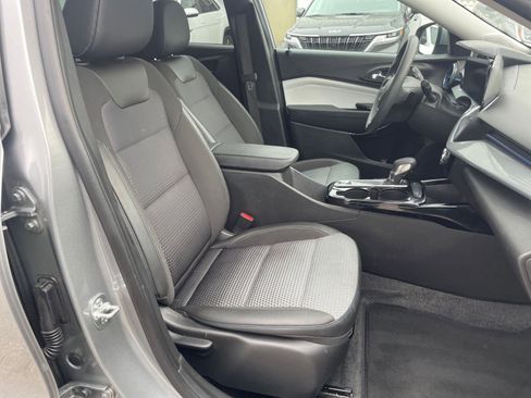 Used 2025 Chevrolet Trax LT image 34