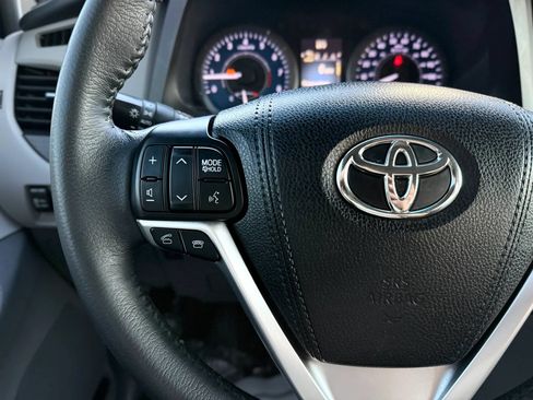 Used 2017 Toyota Sienna XLE w/ XLE Navigation Package FWD image 29