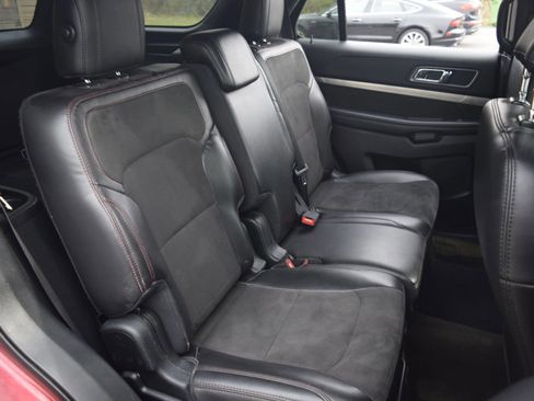 Used 2018 Ford Explorer XLT w/ Equipment Group 202A FWD image 8
