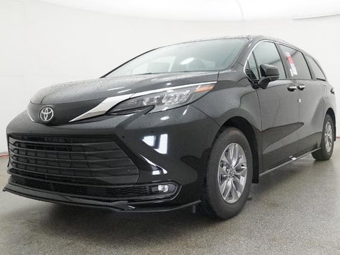 New 2026 Toyota Sienna XLE FWD image 8