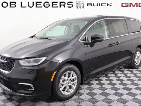 Used 2023 Chrysler Pacifica Touring-L FWD image 3