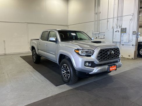 Used 2022 Toyota Tacoma TRD Sport w/ TRD Premium Sport Package AWD/4WD image 3