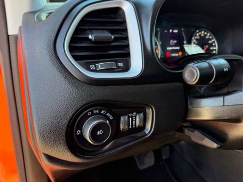 Used 2018 Jeep Renegade Latitude w/ Popular Equipment Group AWD/4WD image 13