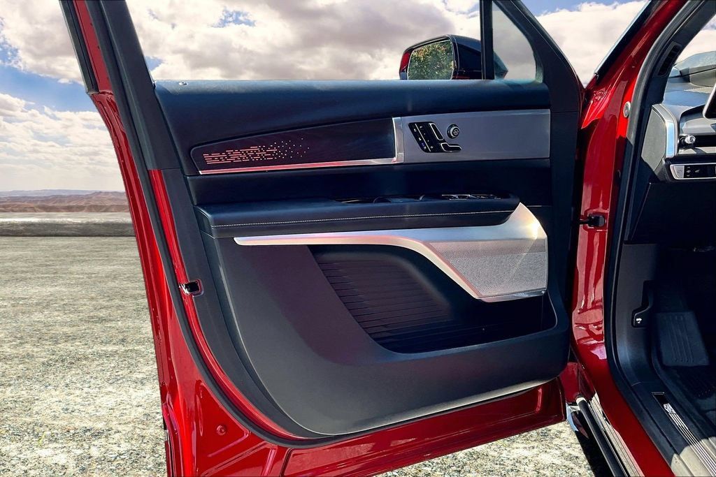 Certified 2026 Cadillac Vistiq Platinum w/ LPO, Floor Liner Package AWD/4WD image 20