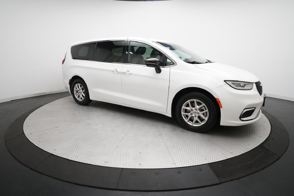 Used 2025 Chrysler Pacifica Select FWD image 36