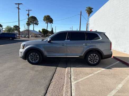 Used 2024 Kia Telluride LX FWD image 3