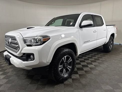 Used 2017 Toyota Tacoma TRD Sport w/ Tow Package (A/T) AWD/4WD image 8