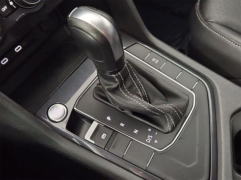 Used 2021 Volkswagen Tiguan SE image 32
