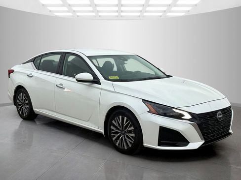 Used 2023 Nissan Altima 2.5 SV image 3