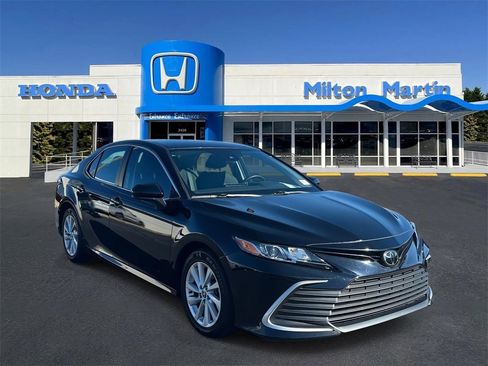 Used 2022 Toyota Camry LE image 1