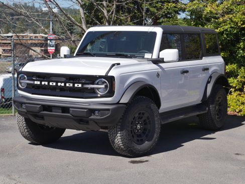 New 2026 Ford Bronco Outer Banks w/ Sasquatch Package AWD/4WD image 2