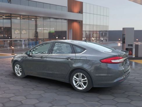 Used 2018 Ford Fusion SE w/ Fusion SE Technology Package FWD image 4