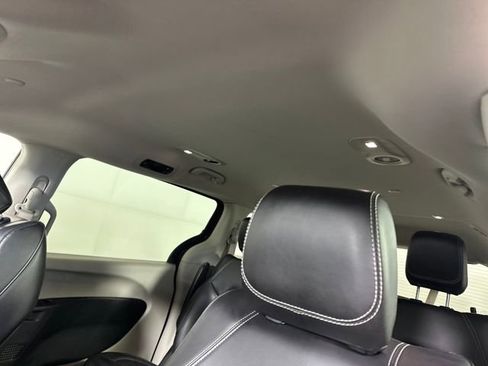 Used 2023 Chrysler Pacifica Touring-L image 12