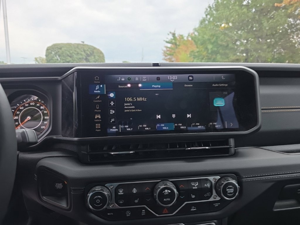 Used 2024 Jeep Wrangler Unlimited Sahara AWD/4WD image 19