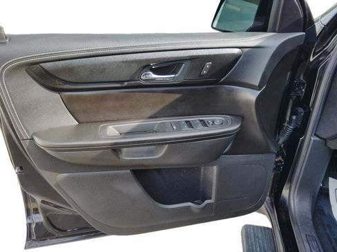 Used 2017 Chevrolet Traverse LT w/ Style and Technology Package FWD image 11