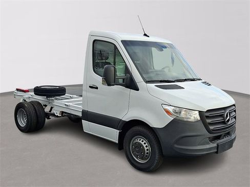 Used 2024 Mercedes-Benz Sprinter 4500 image 3