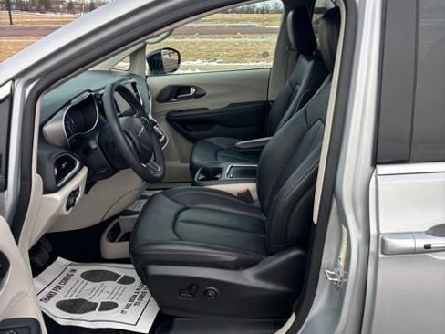 Used 2024 Chrysler Pacifica Touring-L FWD image 6