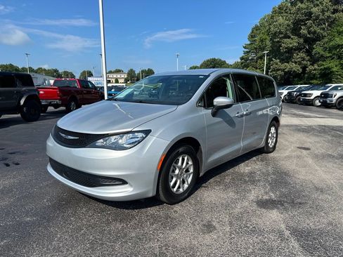 Used 2023 Chrysler Voyager LX FWD image 7